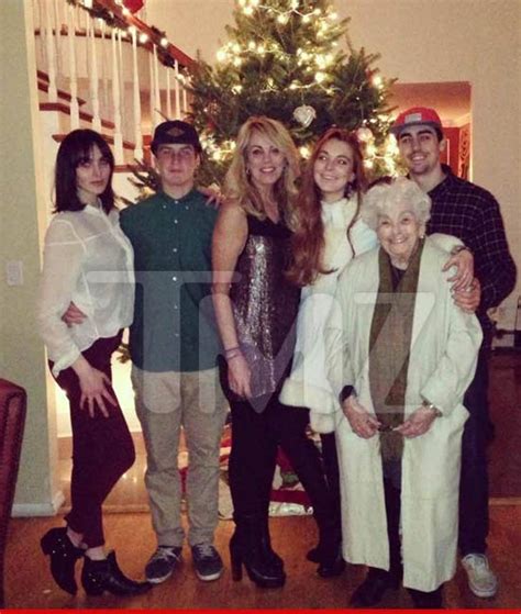 Lindsay Lohan & Family -- FELIZ NO DAD