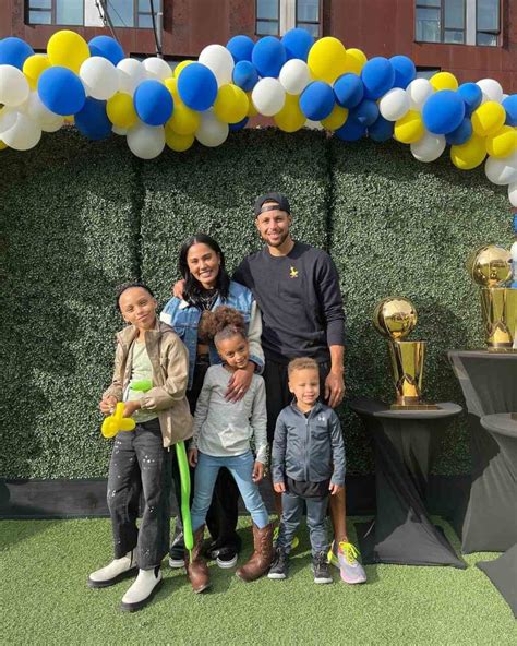 Stephen Curry's Daughter Riley Looks All Grown Up at Women's Basketball ...