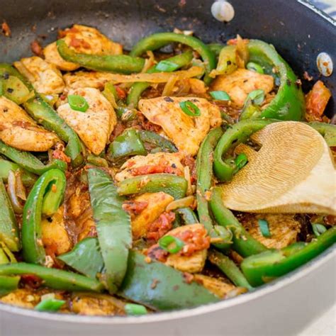 Garlic Chili Chicken and Peppers Stir Fry (One-pan chicken dinner ...