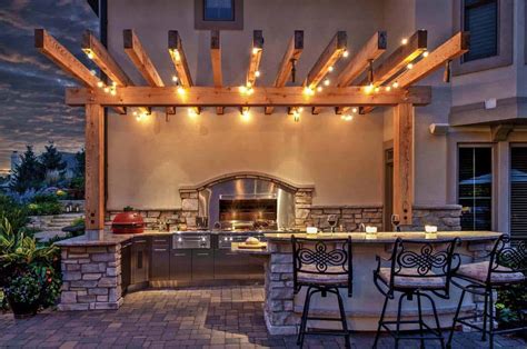 20+ Spectacular outdoor kitchens with bars for entertaining