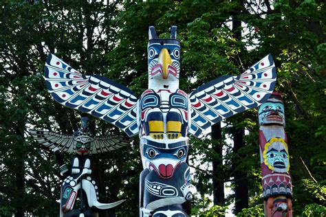 Stanley Park Totem Poles - Gray Line Westcoast Sightseeing