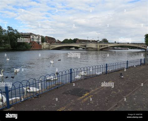 Caversham Bridge over river Thames in Reading, Berkshire, England Stock ...