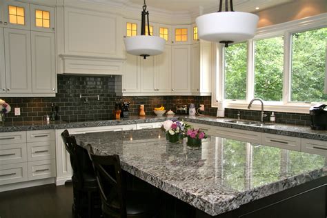 How to Choose A Backsplash with Granite Countertops 2020 in 2020 ...