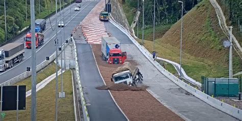 Compilation Of Trucks Using Runaway Truck Ramp - borninspace