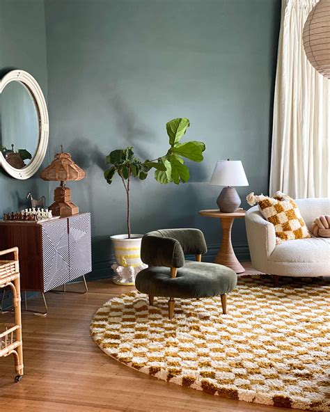 Dark Green Paint Brings a Vintage-Filled Living Room to Life – Clare