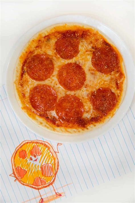 Microwave Pepperoni Pita Pizza (In 1 minute!) - Dorm Room Cook