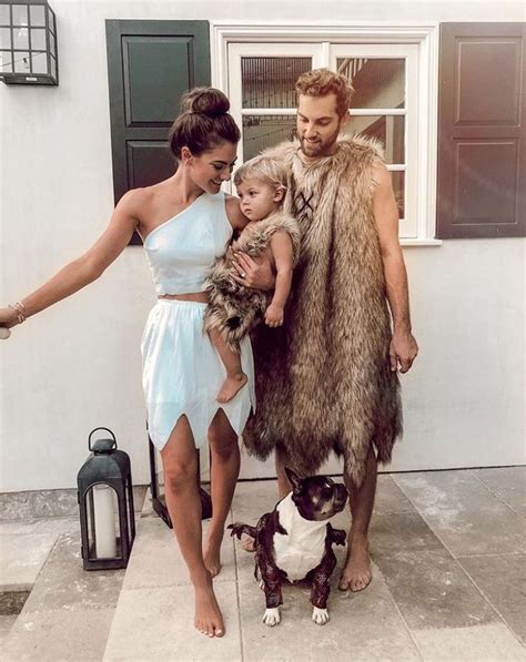 Caveman couples holloween costume | Couple halloween costumes, Cute ...