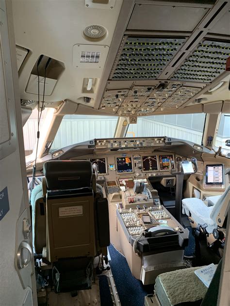 Cockpit of a Boeing 777 : r/mildlyinteresting