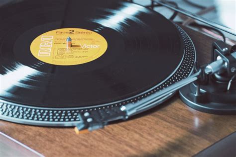 6 Best Vintage-Style Turntables Reviewed in 2022