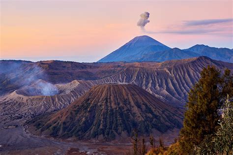 Sunrise over Gunung Bromo | Sunrise, Places worth visiting, Tourist ...