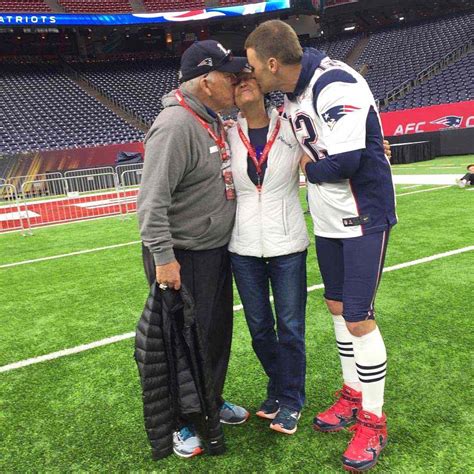 Super Bowl 2017: Tom Brady Kisses Sick Mom Ahead of Game