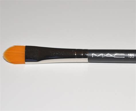 MAC 195 Concealer Brush Photos & Review