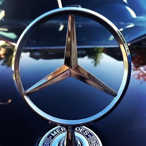 Mercedes Emblem on Black Car - STANLEY J5C09 Portable Power Station