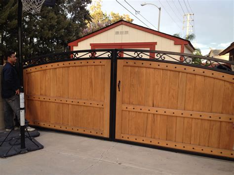 Gates with wood and wrought iron | Puertas de jardín de hierro, Puertas ...