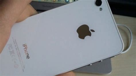 White iPhone 4 unboxed and tested in Italy - CNET