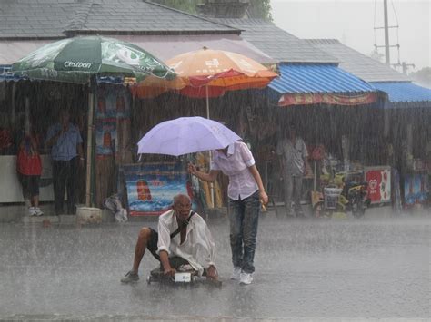 Girl Holds Umbrella for Disabled Old Beggar in Rainstorm – chinaSMACK