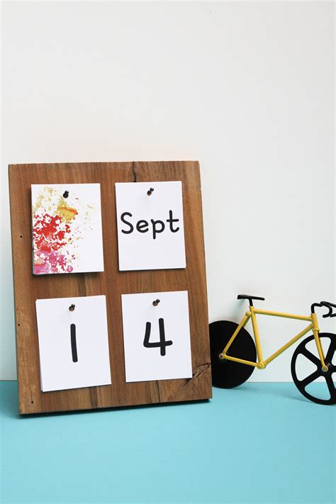 DIY Desk Calendar with a Free Calendar Printable - YES! we made this