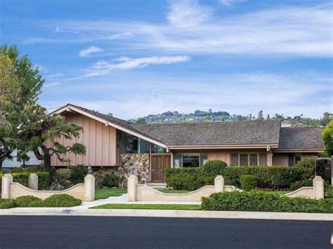 You can now live in 'The Brady Bunch' house for nearly $2 million - ABC ...