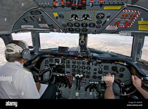 Pilotage d'un Douglas DC-4 Photo Stock - Alamy