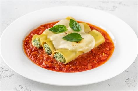 Premium Photo | Cannelloni pasta stuffed with ricotta and spinach with ...