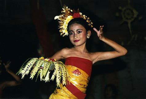 Tari Pendet (Pendet Dance) | INDONESIAN CULTURES, FOOD AND TOURISM