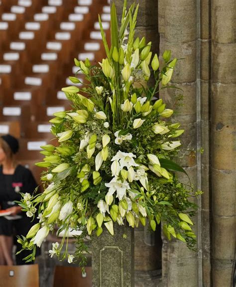 The Hidden Meaning Behind the Flowers on Queen Elizabeth’s Casket