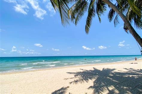 Lively White Sand Beach - Koh Chang - ThailandMagazine.com