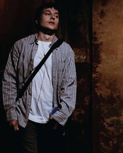 A rare still of Leigh Whannell as Adam Stanheight in Saw | 映画, ホラー映画, ピーターズ