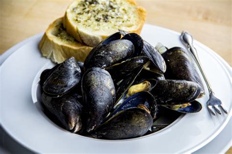 How to Cook Mussels: Easy Steamed Mussels Recipe With Garlic and Butter ...