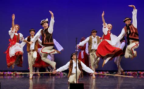 Various Polish folk dances. © “Mazowsze” Song and... - lamus dworski