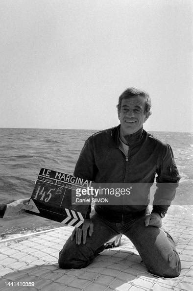 Portrait de Jean-Paul Belmondo sur le tournage du film 'Le marginal ...