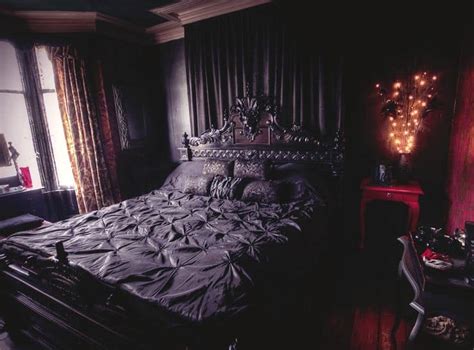 Bedroom decor ideas: Gothic bedroom