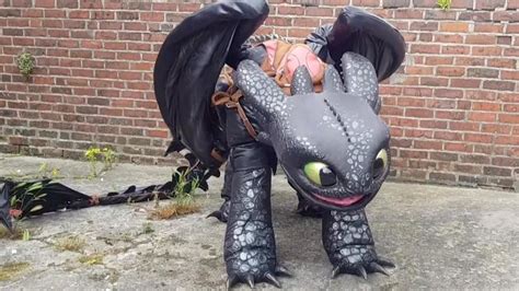 Woman Creates Amazing Toothless Dragon Cosplay Costume - YouTube