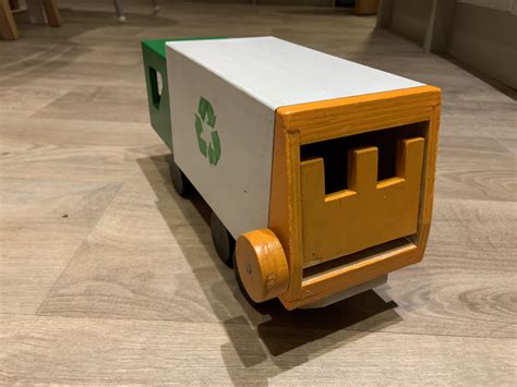 Made my daughter a bin lorry for Christmas : r/BeginnerWoodWorking