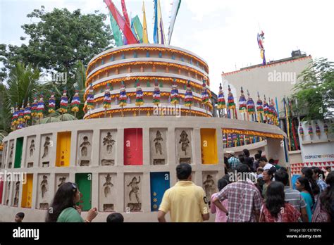 Durga puja festival in ultadanga kolkata calcutta hi-res stock ...