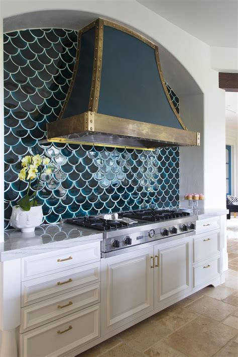 These Designers Prove That Dark Kitchen Backsplashes Can Be Beautiful ...