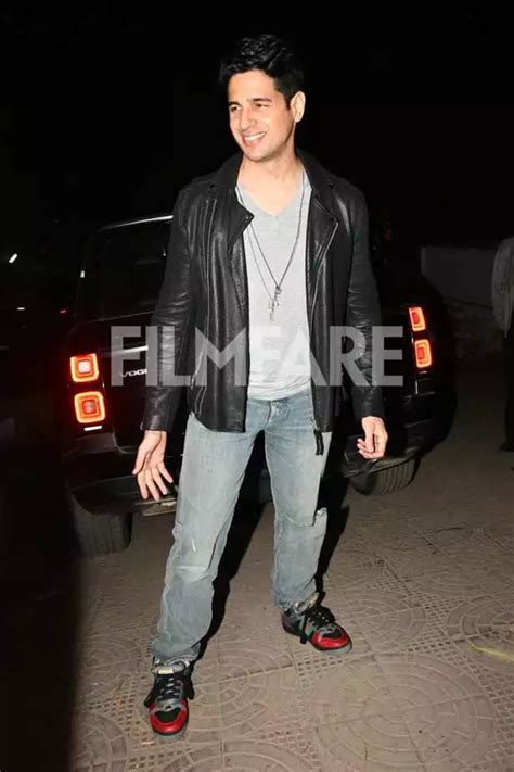 7 happy photos of Sidharth Malhotra with his birthday cake. See pics ...