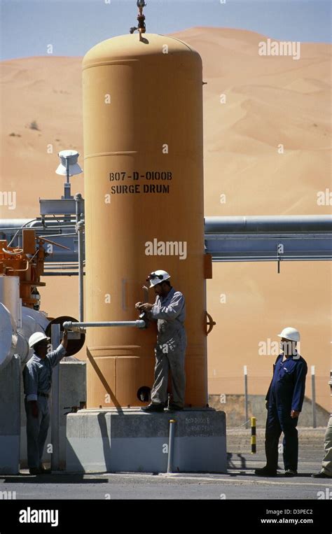 Shaybah oil field hi-res stock photography and images - Alamy