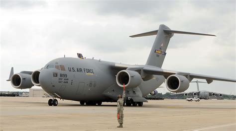 Frachtflugzeug der US-Airforce bringt Panzer-Limo für Trump-Besuch ...