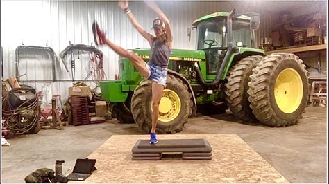 'Farm Girl Fit Girl' teaches free virtual exercises classes from her ...