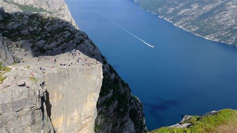 File:Pulpit Rock Preikestolen Norway.jpeg - Wikimedia Commons