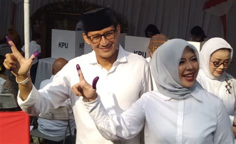 Sandiaga Uno Nyoblos Bersama Keluarga | Tagar