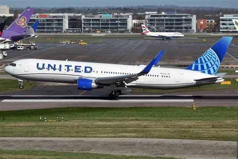 United Airlines flight from London to New York diverts to Bangor, Maine ...