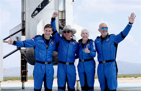 Jeff Bezos Wore a Tailored Spacesuit on his 1st Blue Origin Space ...