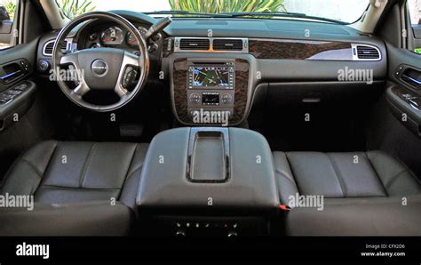 Dashboard 2007 GMC Yukon Denali XL Stock Photo - Alamy