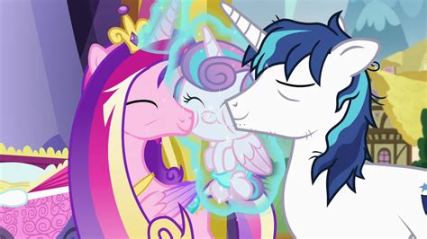 Image - Cadance and Shining Armor kiss Flurry Heart S7E3.png | My ...