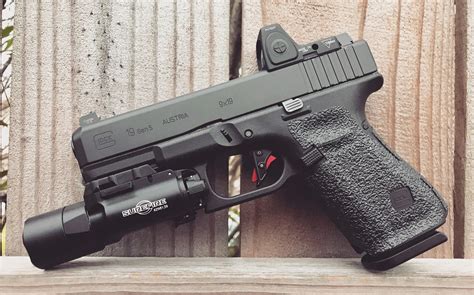 Glock 19: The Gun the FBI, Delta Force, the CIA and Army Special Forces ...