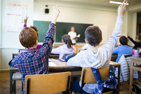 À l’école, les filles sont meilleures que les garçons mais s’insèrent ...