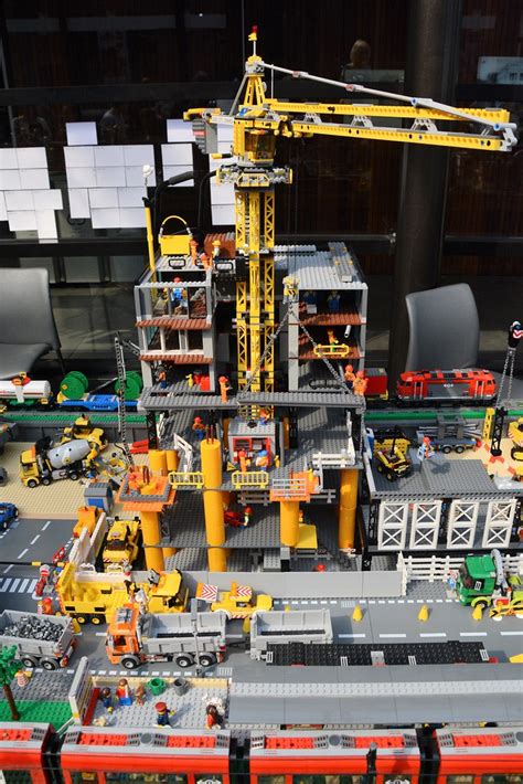 Lego construction site | 2017/04, Hamilton | Luca Guizzardi | Flickr