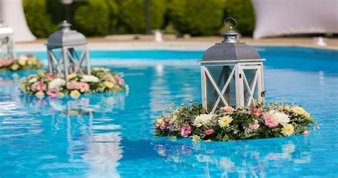 Holiday Poolside Décor Ideas